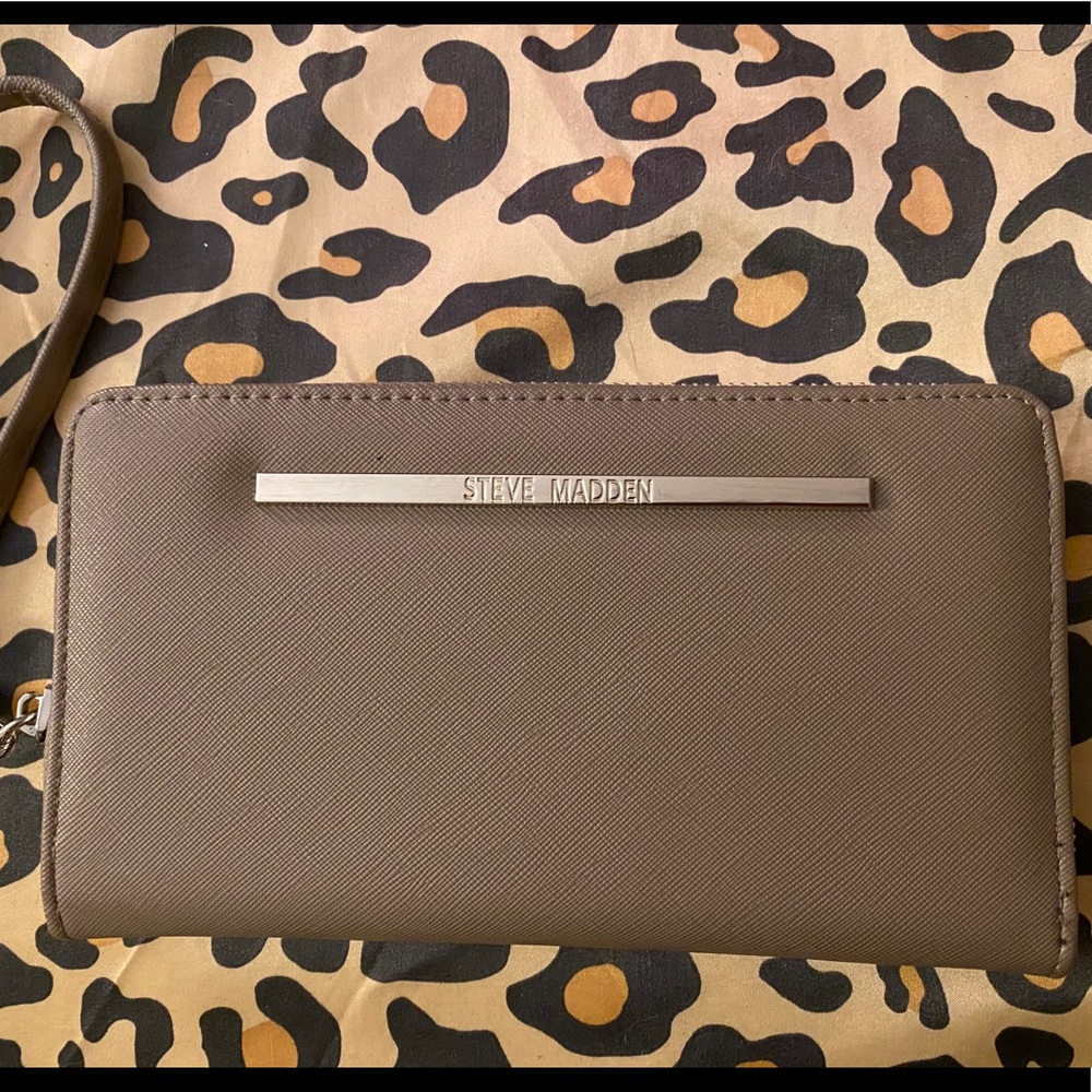 Steve Madden Zip Wristlet